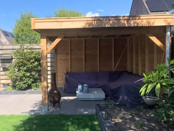 Een modern terras met heerlijke loungemeubelen zorgt voor een relaxte sfeer