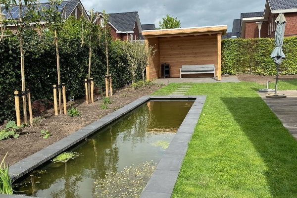 Bij de inrichting van de moderne tuin kun je ook denken aan de aanleg van een vijver